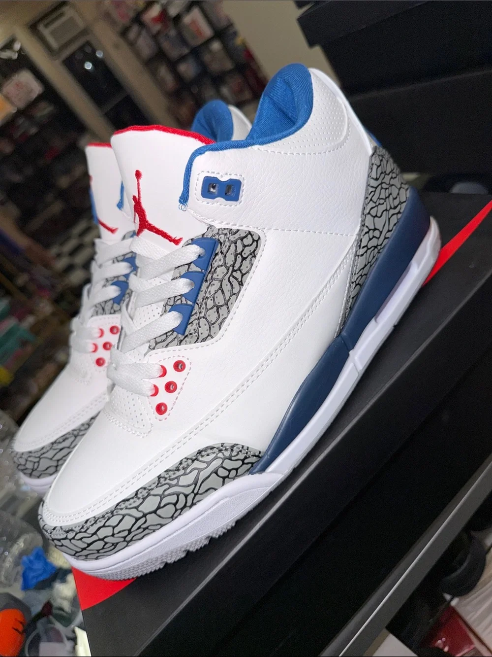 Jordan men’s  White/Red/Blue Retro Sneakers